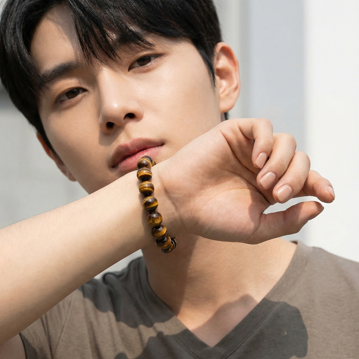 琥珀金虎眼石男款手鍊生活情境照,沉穩色澤搭配簡約穿搭,展現成熟內斂風格