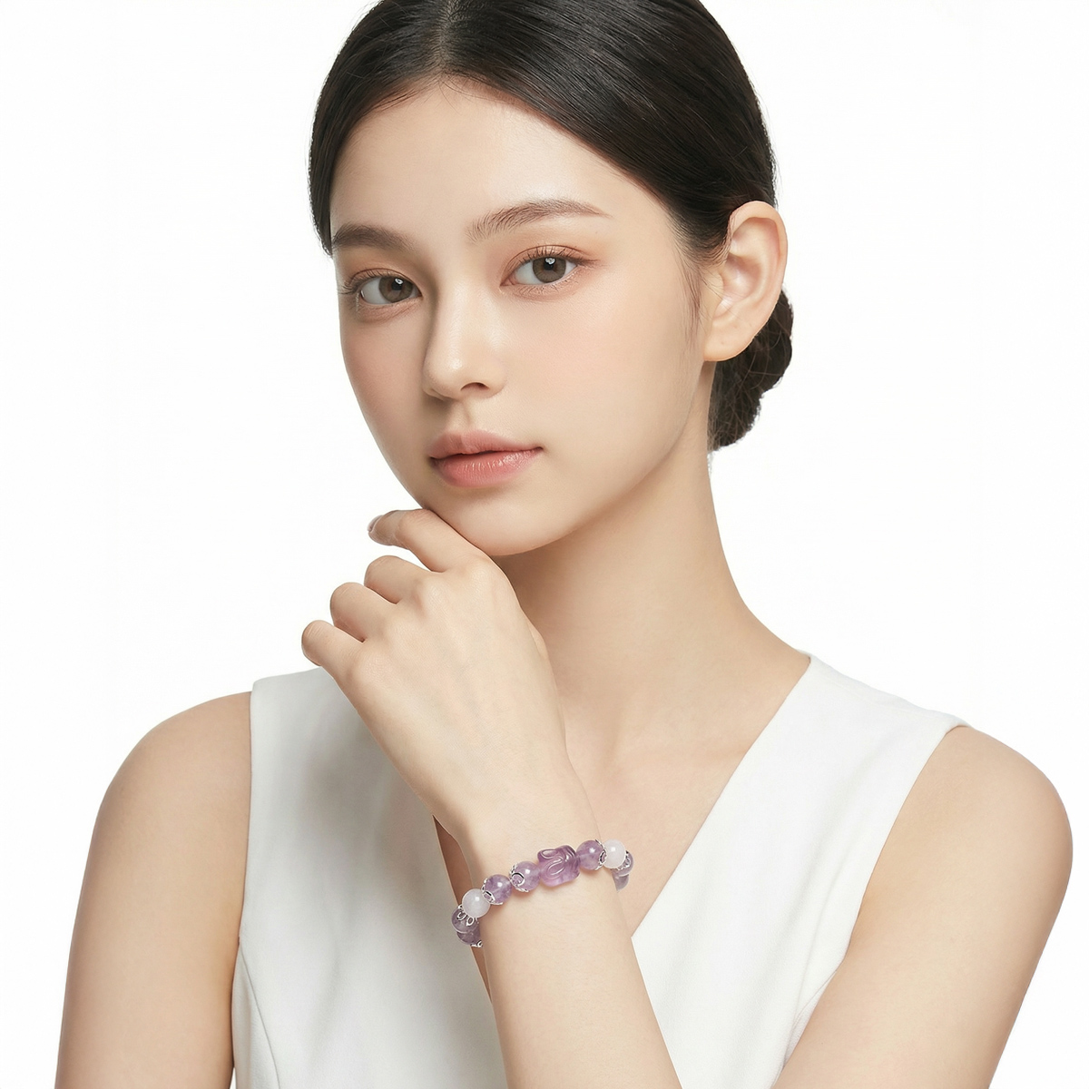 模特兒配戴薰衣草紫晶萌兔手鍊,淡紫水晶與白色圓珠呈現溫柔氣質,日常穿搭示意