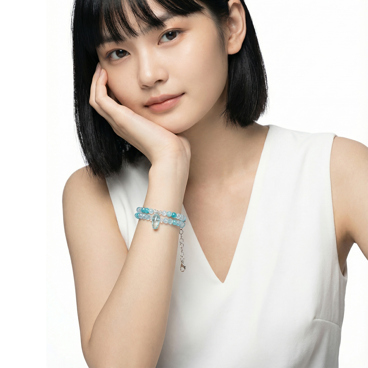 晨霧藍幸運青兔手鍊情境配戴示意,清新藍色調襯托溫柔氣質,適合日常穿搭點綴