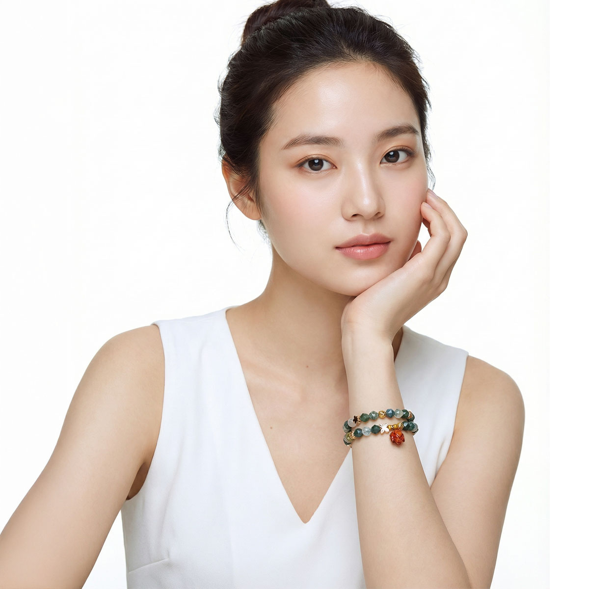 模特兒配戴綠東菱玫瑰月光雙圈鍊，綠色水晶與金色細節在手腕間自然流轉，展現溫柔優雅的日常氣質。