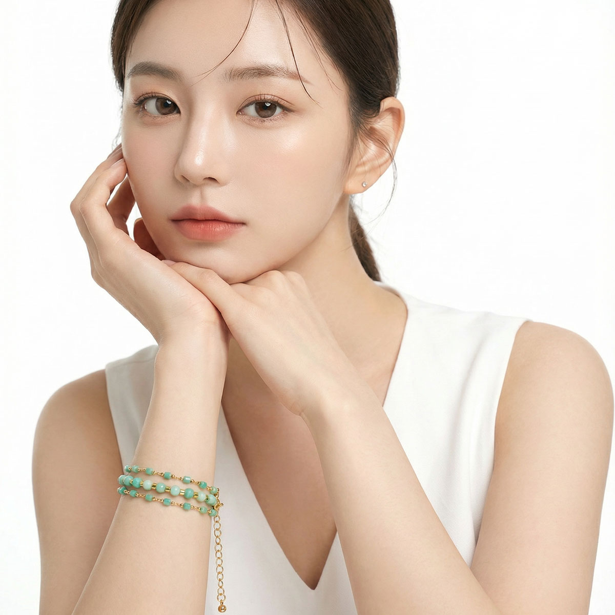 模特兒配戴天河石多層次星河手鍊,藍綠色天河石在手腕間自然堆疊,展現清新優雅的日常穿搭風格