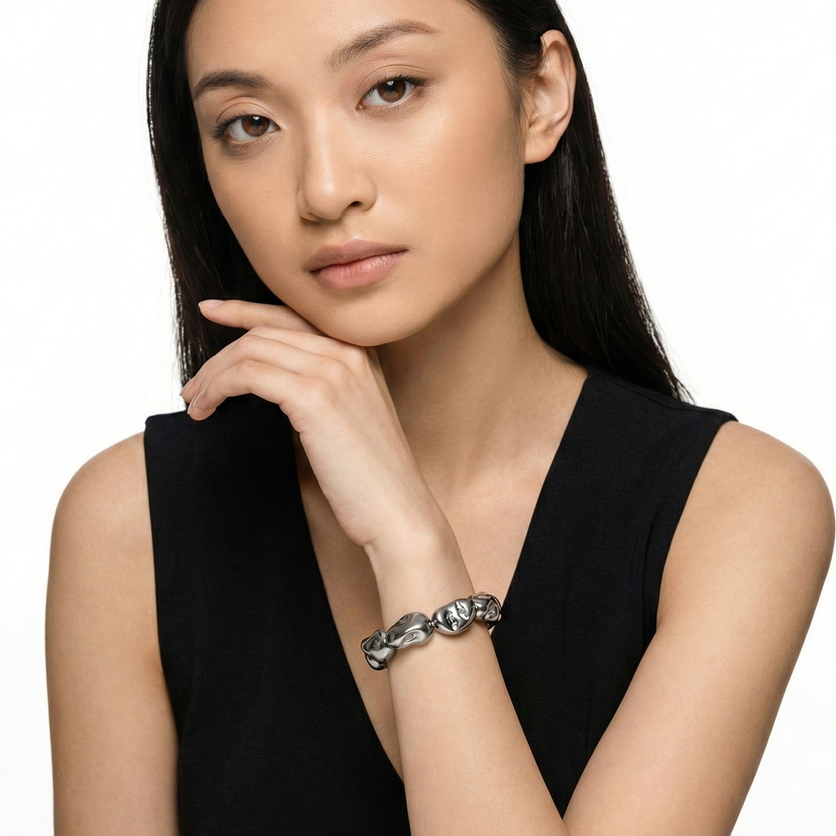 真人模特兒手腕配戴黑色巴洛克珍珠手鍊,不規則珍珠設計呈現深色金屬光澤,白色背景棚拍展示