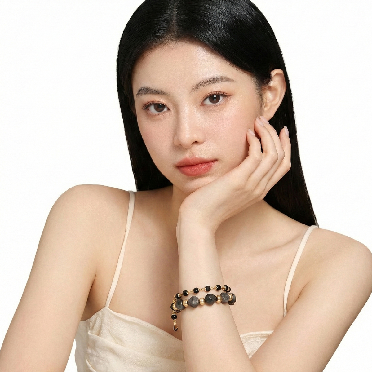 真人女性配戴黑曜石金晶手鍊,黑色切面水晶與金色細節展現低調質感風格
