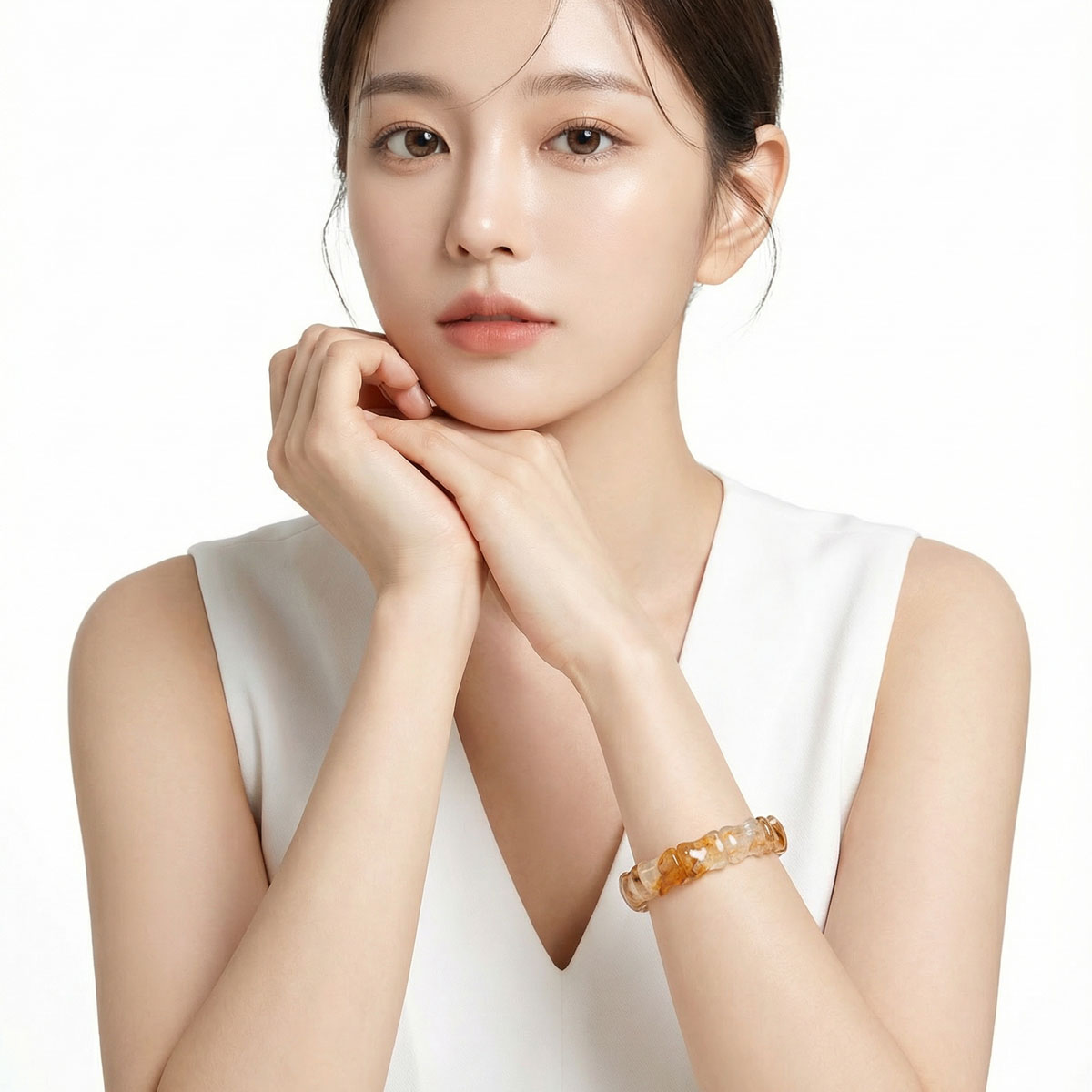 模特兒配戴天然黃膠花水晶手環,白色穿搭襯托溫暖晶體色澤與優雅氣質