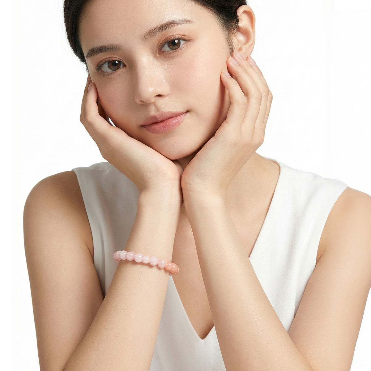 模特兒配戴粉貝玉透亮圓珠手鍊,淡粉色珠光襯托溫柔氣質,展現清新自然的生活風格。