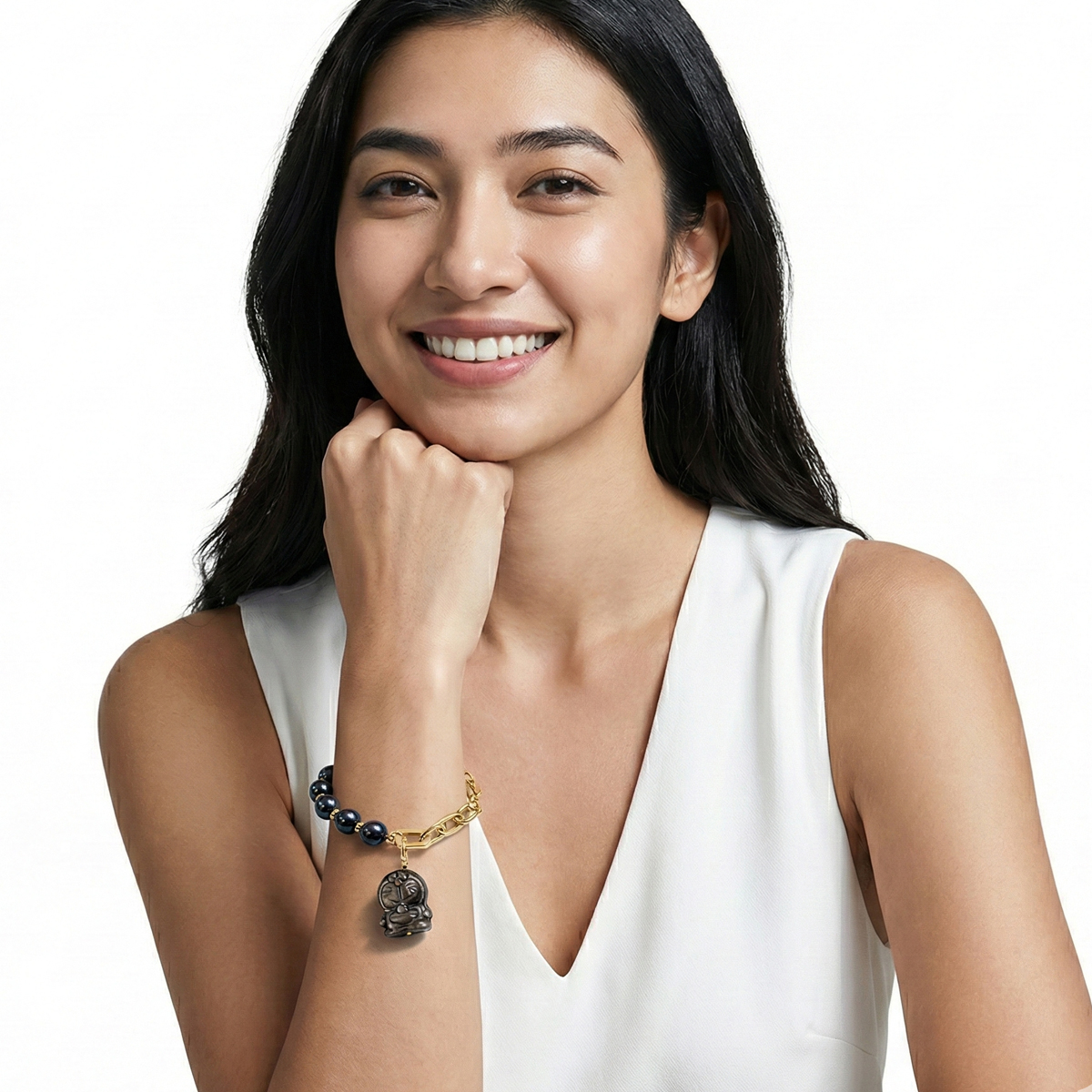 真人模特兒配戴黑曜石卡通貓黑珍珠混搭手鍊,金色鍊節設計,白底半身展示,呈現日常佩戴比例與自然垂墜感