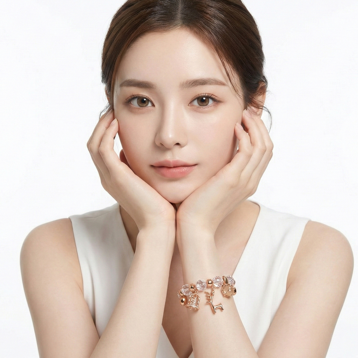 黃貓眼石白爆水晶金色小鹿手鍊由模特兒配戴展示,透明切面水晶搭配金色小鹿與吊墜設計,呈現清新優雅的整體搭配風格