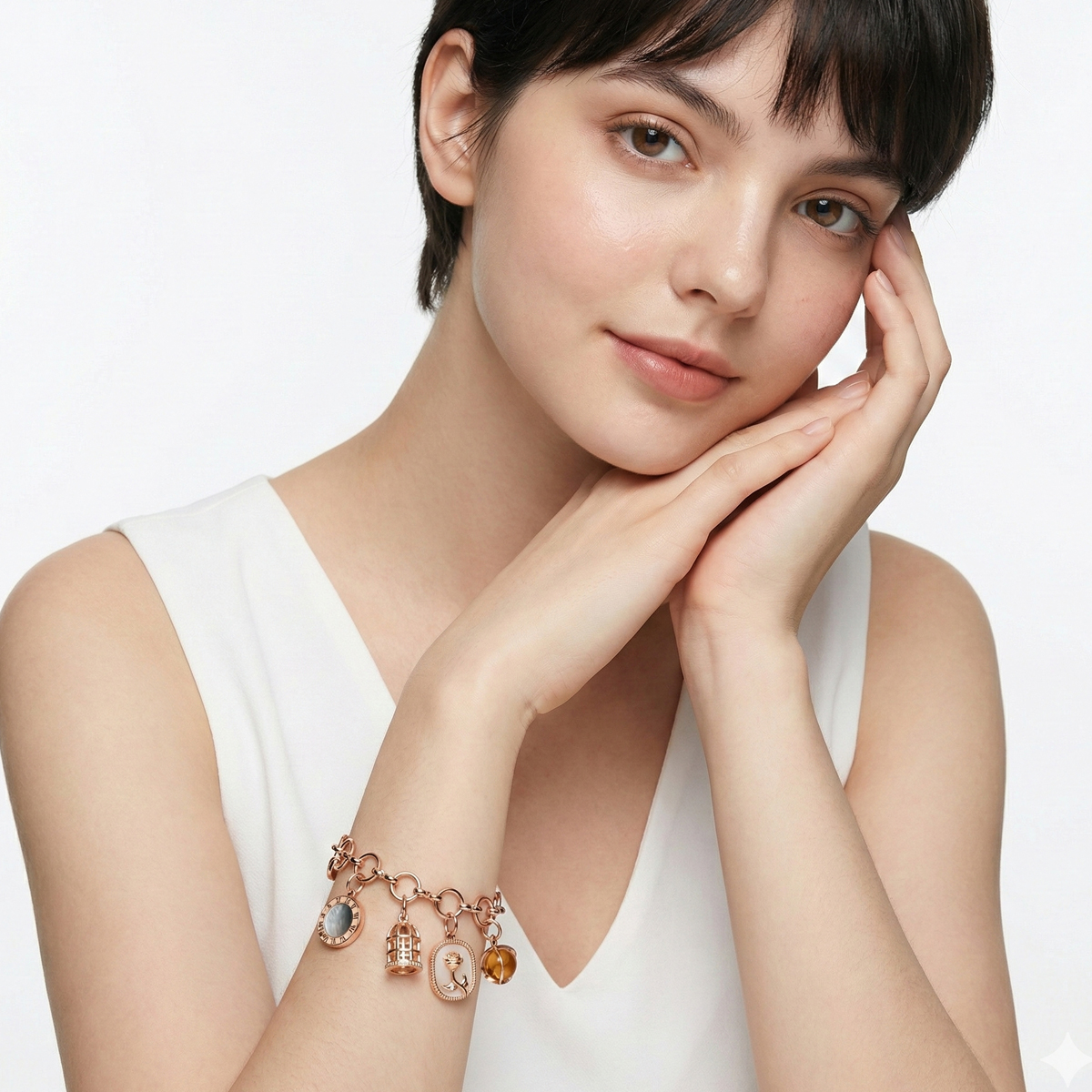 模特兒手腕配戴黃貓眼石海貝玫瑰金手鍊,玫瑰金圓環鍊身搭配多款吊飾,展現溫柔細緻的日常穿搭風格
