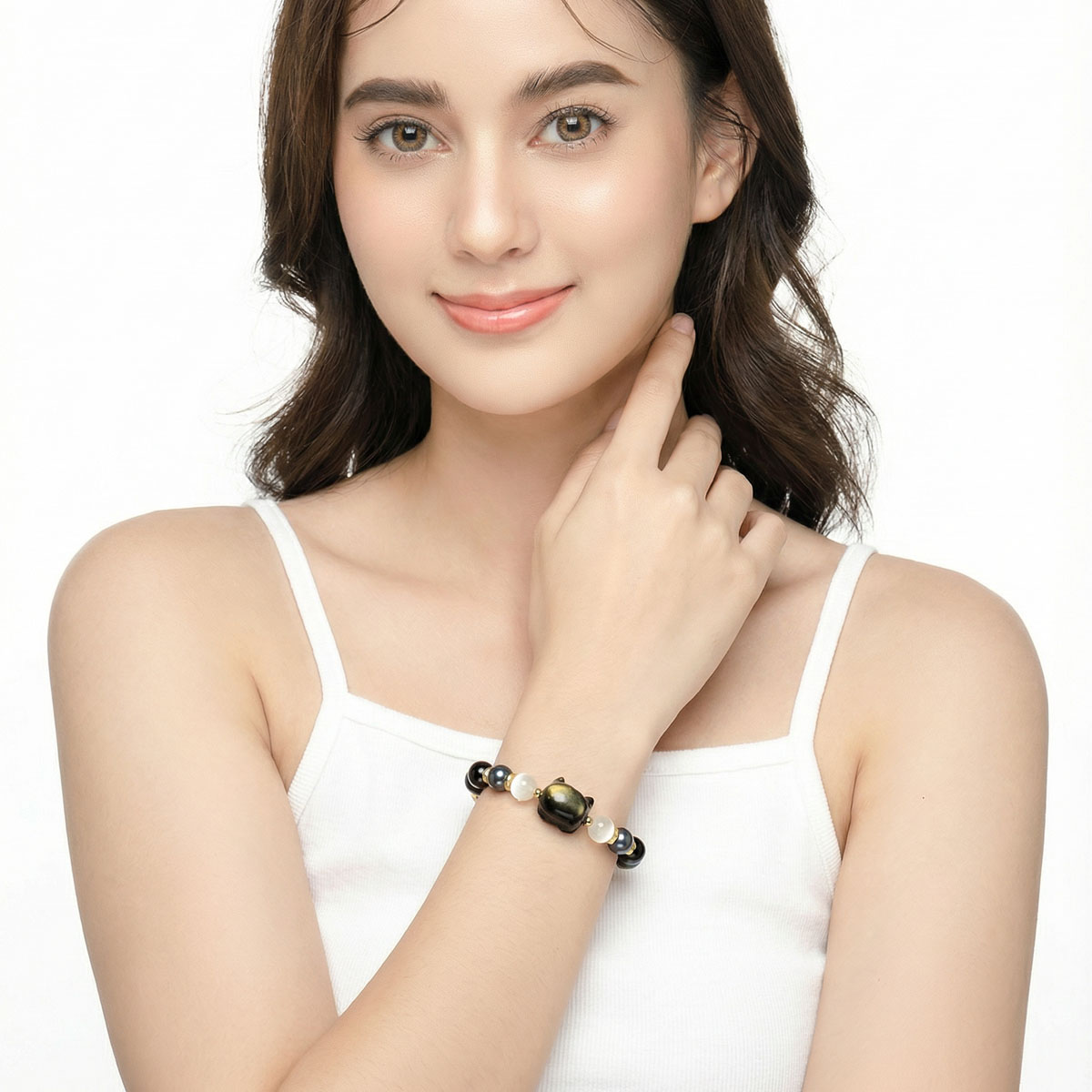 模特兒配戴金曜石萌貓黑珍珠手鍊，低調黑色系水晶搭配白色服裝，呈現日常優雅風格