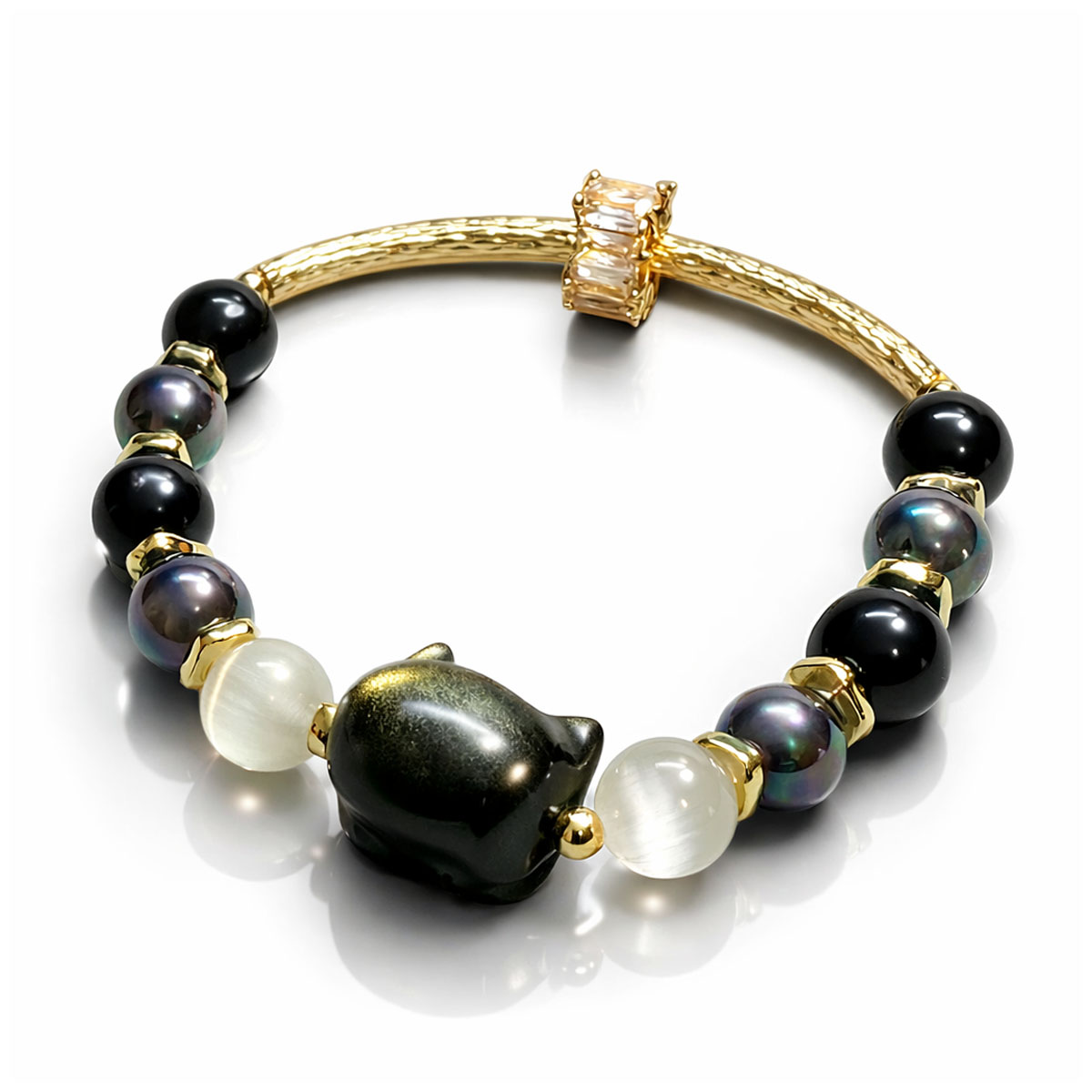 金曜石萌貓黑珍珠手鍊，黑曜石貓形主珠搭配黑珍珠與金色金屬件，白底棚拍展示整體設計比例