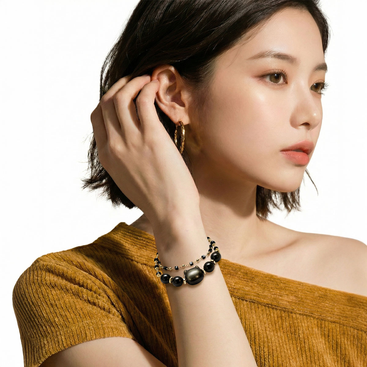 模特配戴黑金曜石貓咪雙層設計手鍊，搭配日常穿搭展現低調守護感與個性魅力