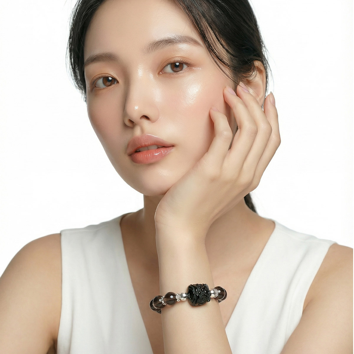 模特兒配戴黑曜石貔貅茶晶手鍊,展現低調沉穩的日常能量穿搭風格