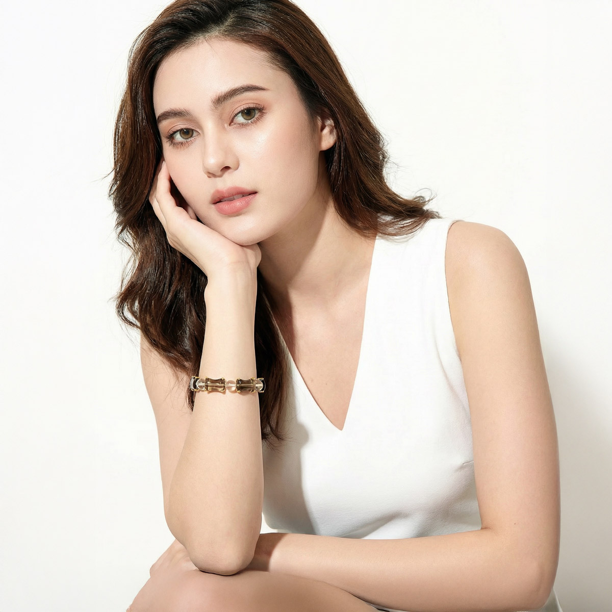 模特配戴墨影竹節茶晶設計手鍊,低調茶晶色澤在自然光下展現內斂質感,為日常穿搭增添安定與專注氣場。
