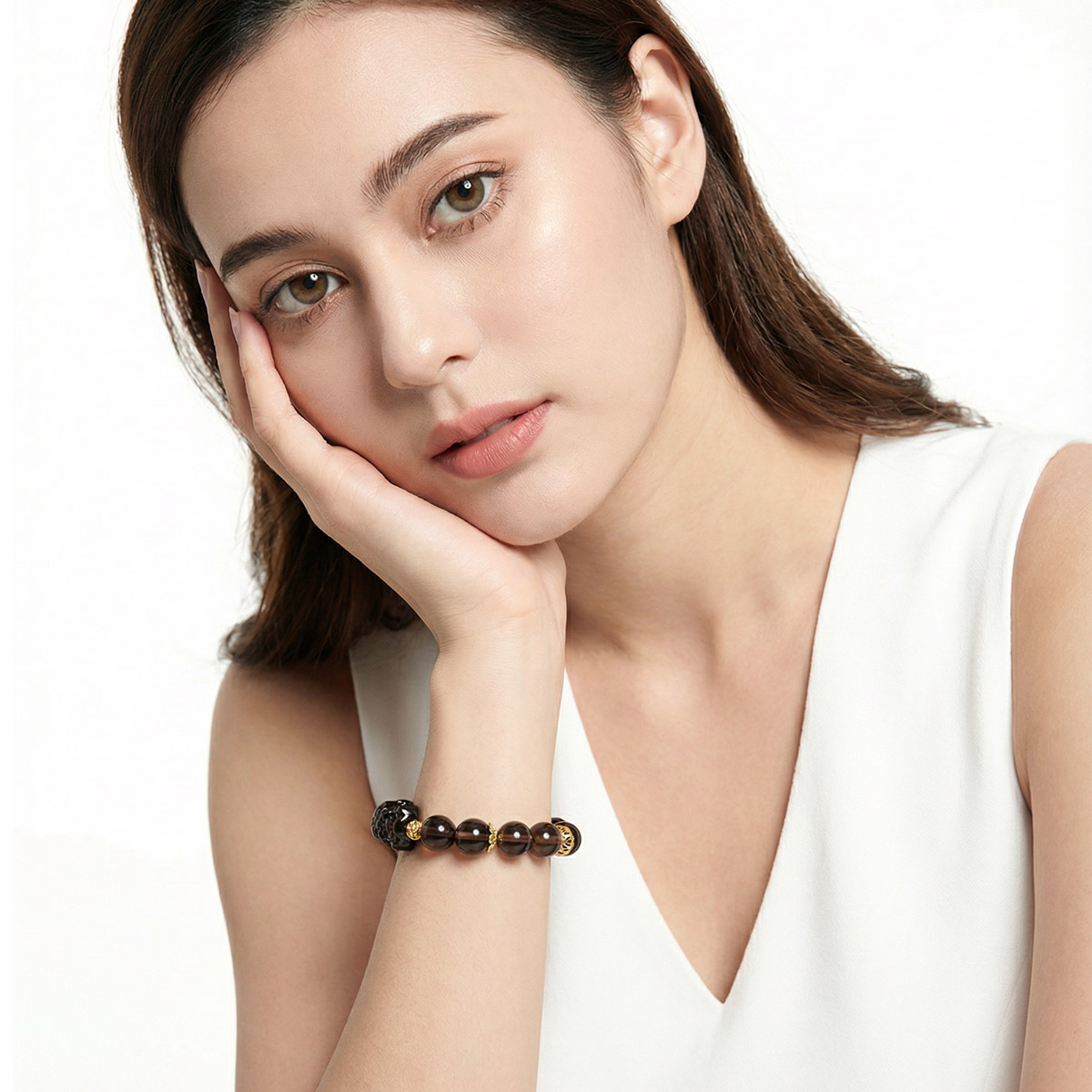 女性配戴象神茶晶沉穩能量手鍊,低調深茶色調襯托日常穿搭,展現安定內斂氣質