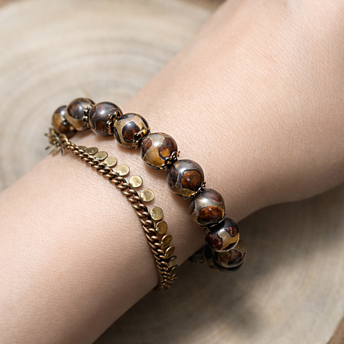 古紅球藏棕色瑪瑙水晶雙鍊實際配戴示意，圓珠瑪瑙與金屬雙鍊自然貼合手腕，呈現日常穿搭比例與層次感
