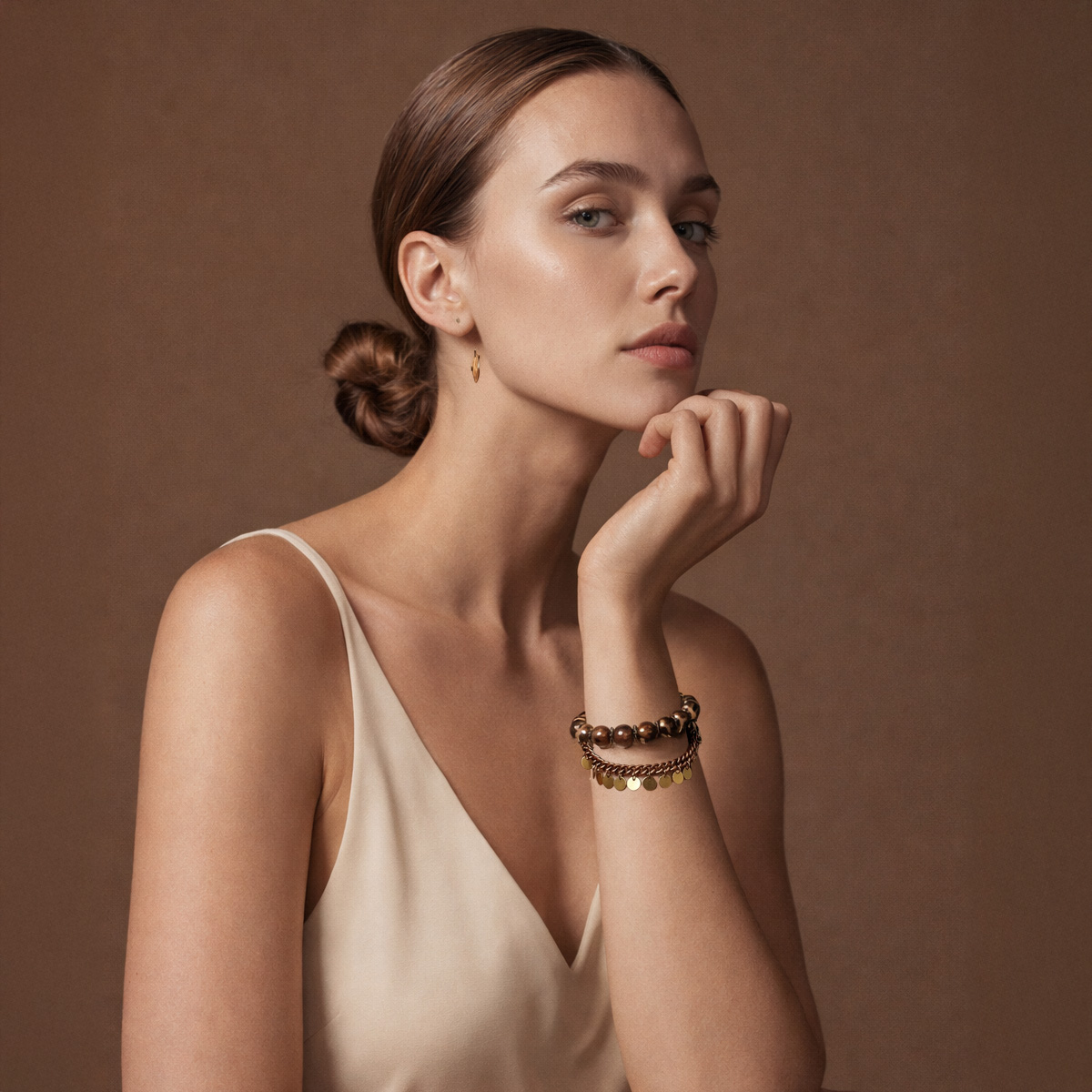 古紅球藏棕色瑪瑙水晶雙鍊配戴示意，模特於暖棕色背景中佩戴雙層瑪瑙與金屬鍊條設計，呈現沉穩優雅的日常穿搭層次