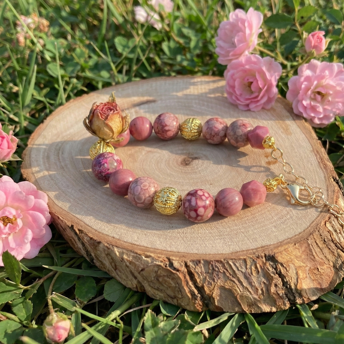 crystal-brown-agate-double-bracelet-wood-background玫瑰紋珊瑚石手鍊近距離特寫,展現天然石紋理與金色鏤空金屬珠質感