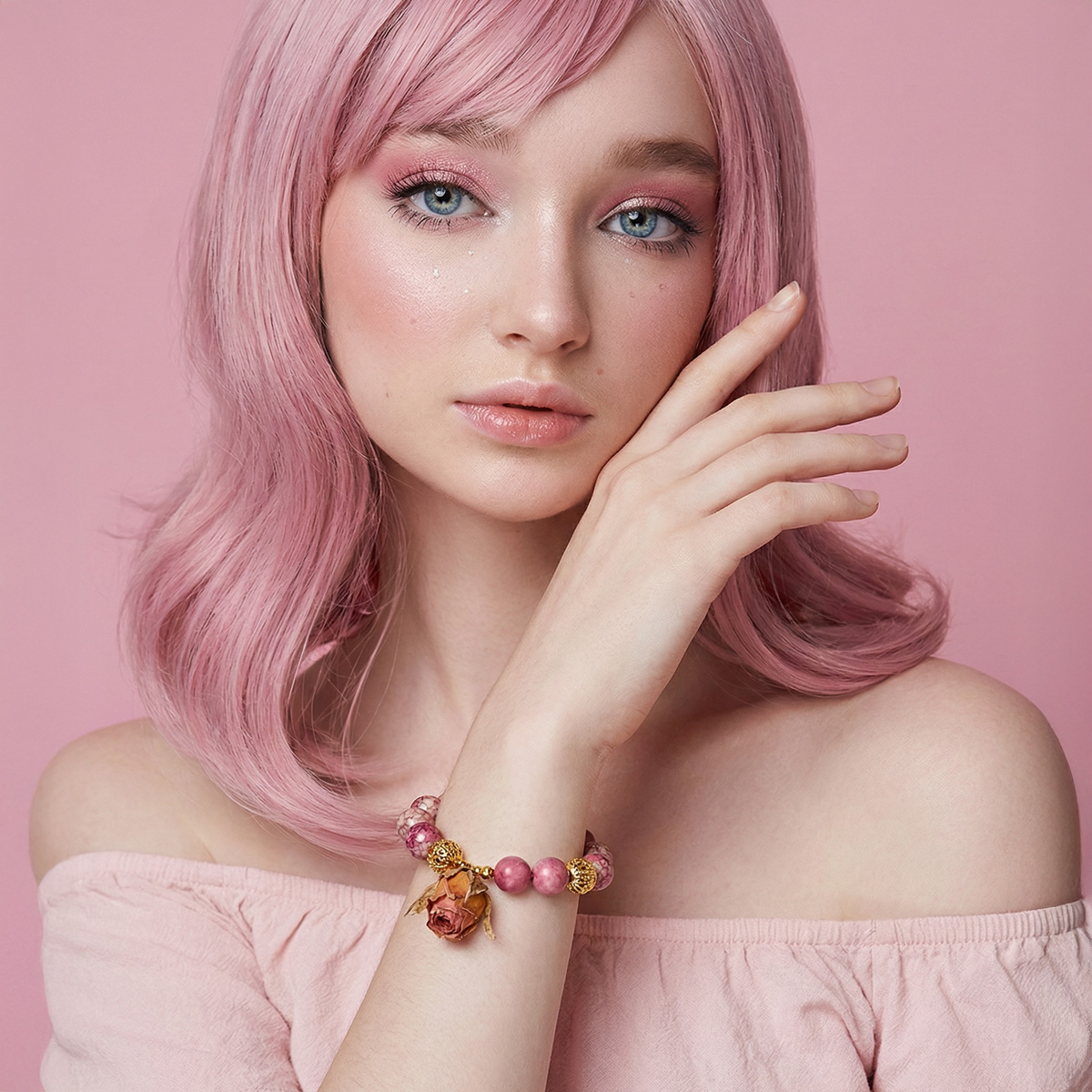 模特兒配戴玫瑰紋珊瑚石輕珠寶手鍊,柔和粉色風格呈現日常優雅氣質