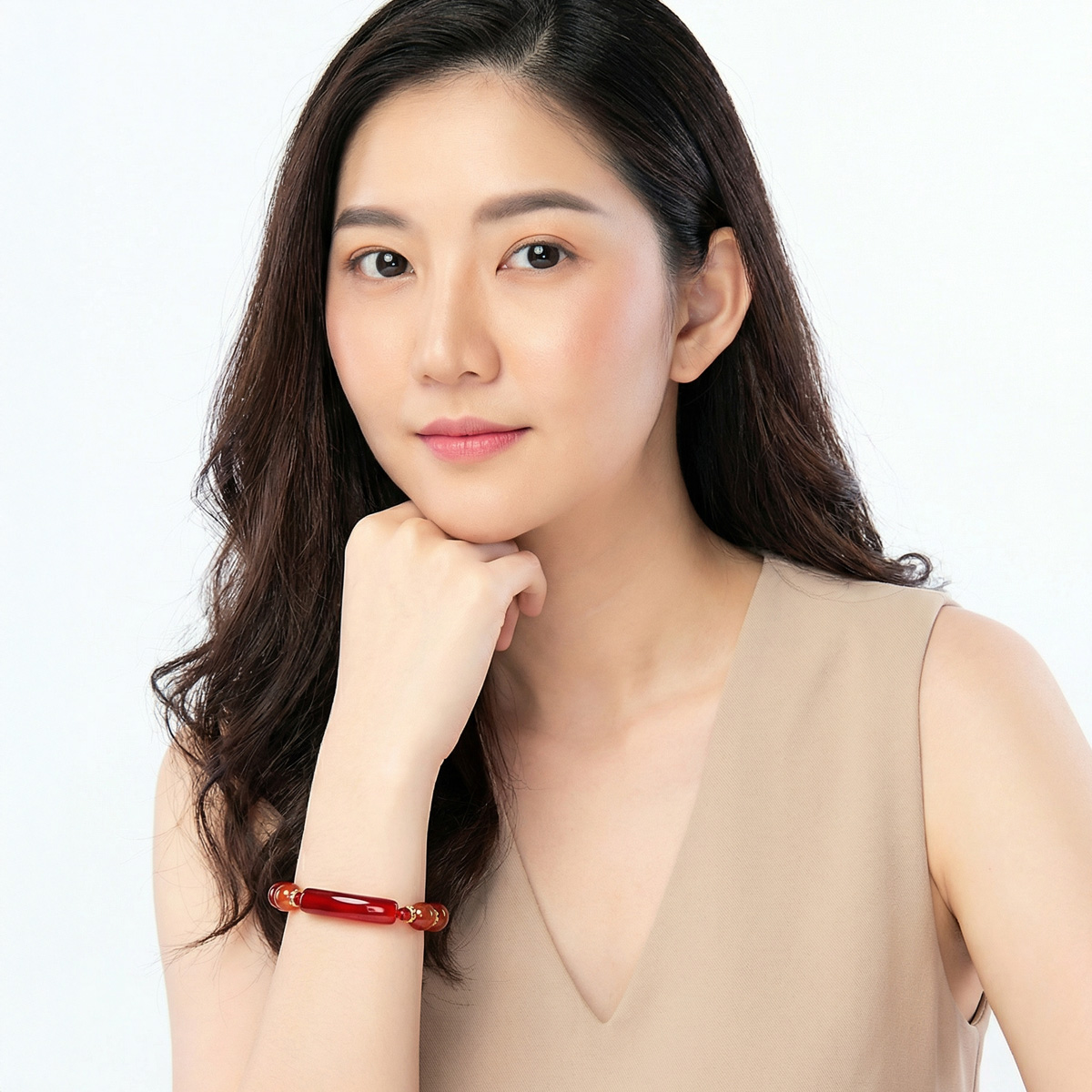 模特兒配戴紅瑪瑙西瓜碧璽手鍊的半身形象照,呈現日常穿搭中的溫潤紅色飾品點綴