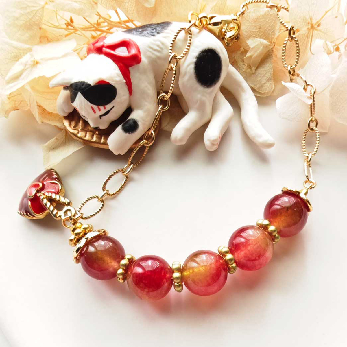 瑰麗西瓜碧璽小財布手鍊情境拍攝，搭配乾燥花與貓咪擺件，呈現溫柔療癒的生活風格