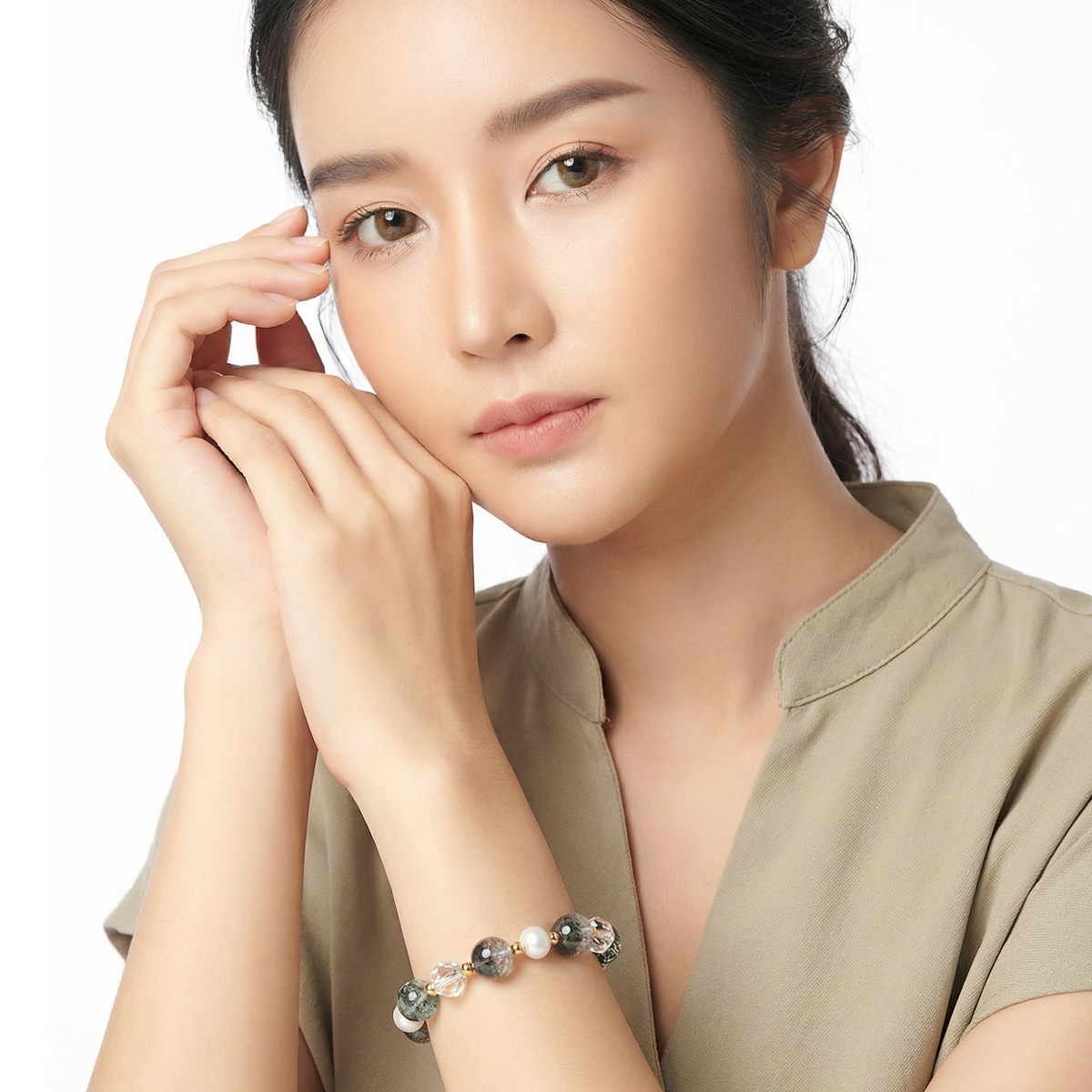 模特兒配戴綠幽靈白水晶福字手鍊,上半身自然姿態,呈現手鍊在手腕上的實際比例與溫潤質感