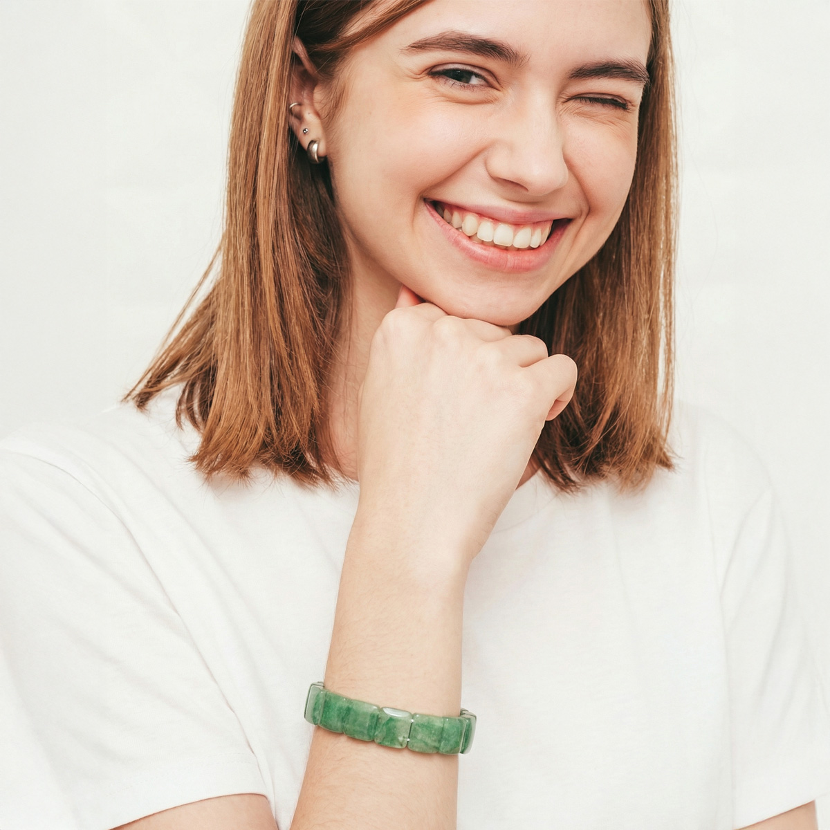模特兒配戴沁透綠草莓晶方形排鐲的生活風格照片,搭配簡約服裝,呈現日常佩戴效果。