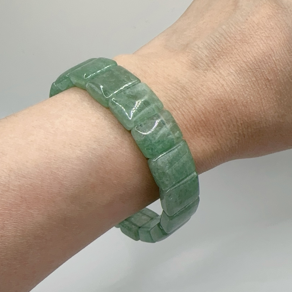 沁透綠草莓晶方形排鐲實際配戴於手腕上的近距離照片,呈現方形排珠比例與配戴服貼度。