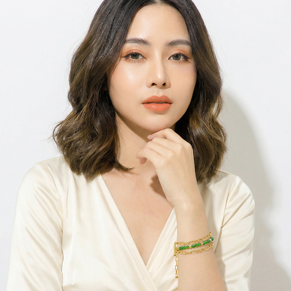 模特實際配戴綠碧璽金質極細鍊手鍊,綠色碧璽與金鍊呈現日常優雅搭配風格