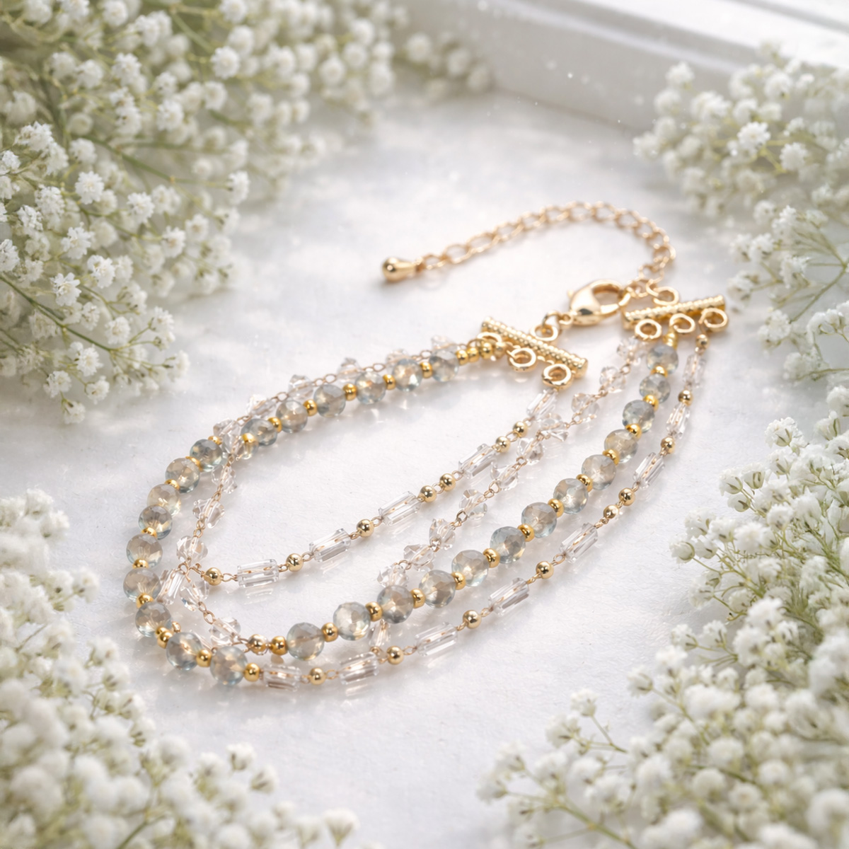 藍灰月光石水晶夜輝手鍊窗邊情境照，白色滿天星圍繞，呈現夜輝般柔和光感與靜謐氛圍