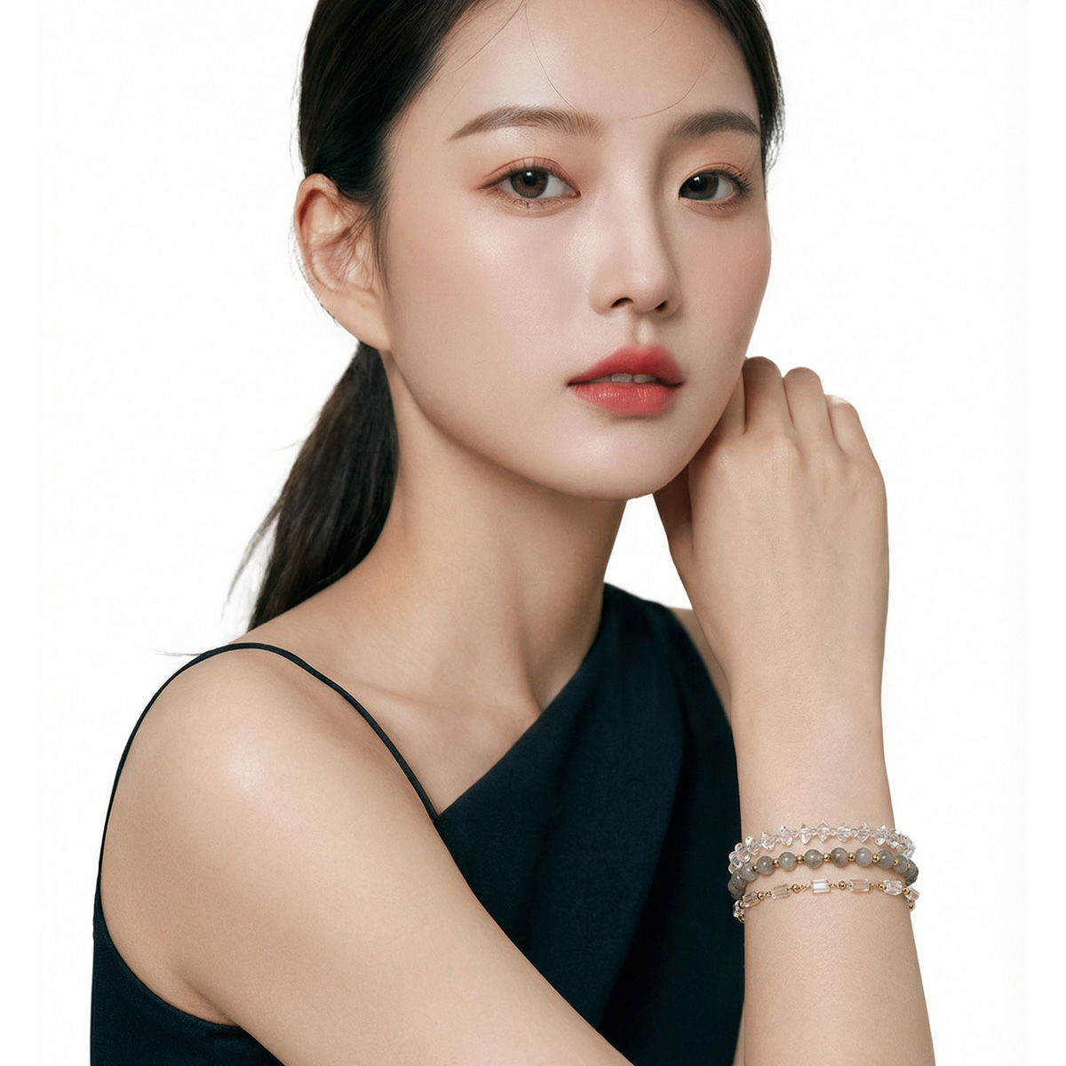 藍灰月光石水晶夜輝手鍊模特穿搭示意，低調夜光藍灰色調襯托優雅氣質