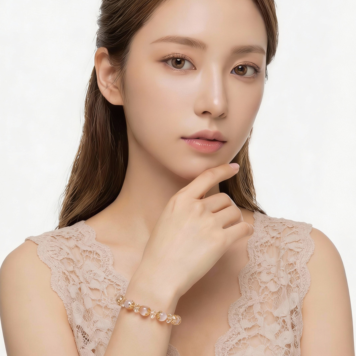模特配戴金橙月光石柔光蕾絲手鍊，白色蕾絲服裝搭配溫柔風格