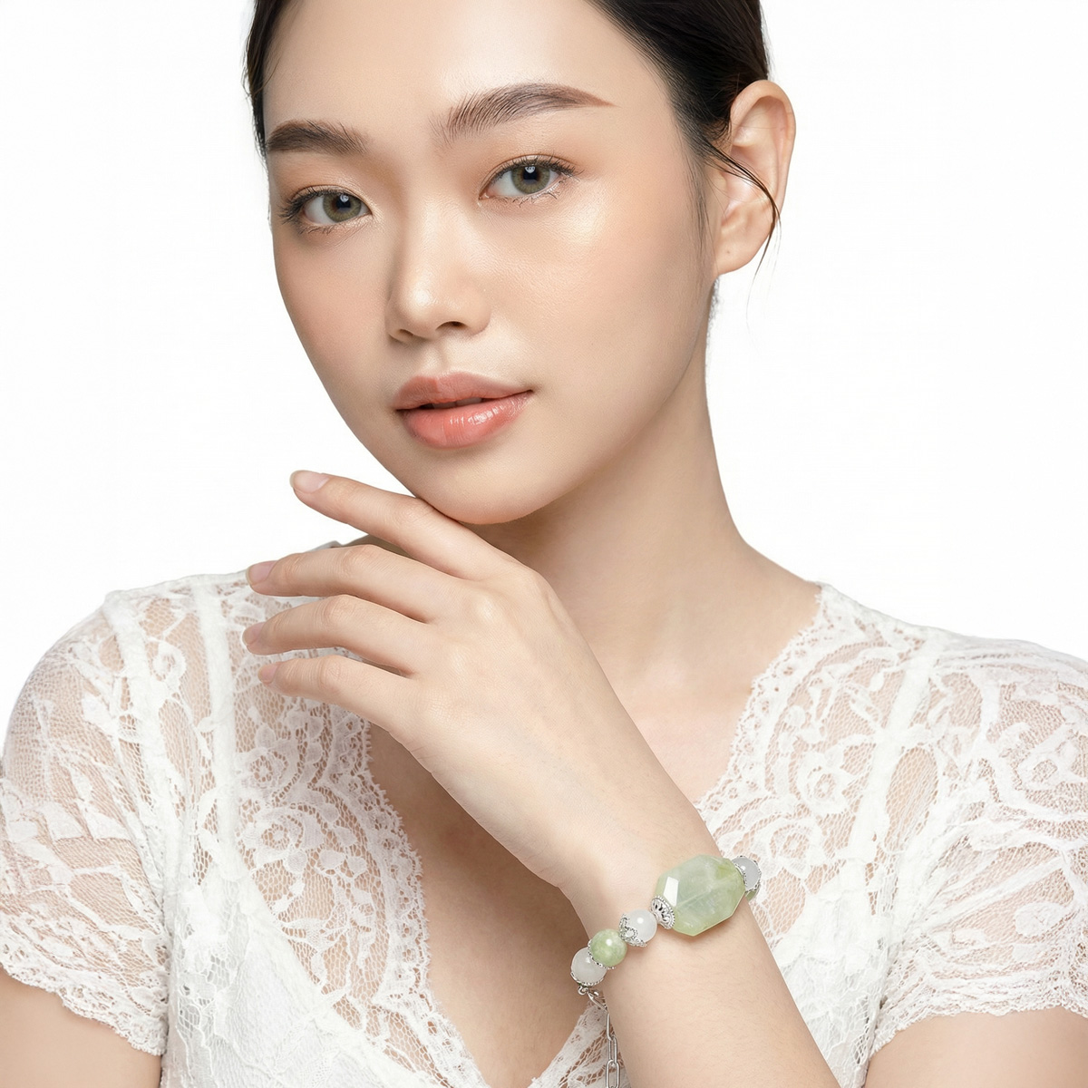 模特配戴橄欖石白貓眼石手鍊情境照，柔白穿搭襯托淡綠色水晶的溫潤氣質