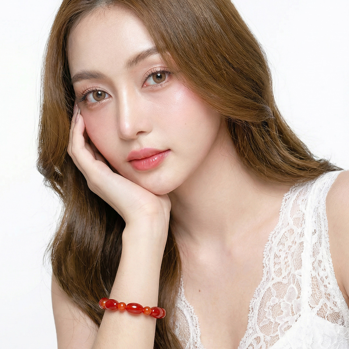 模特兒配戴紅瑪瑙髓橢圓珠串手鍊，紅色半透明橢圓珠設計，呈現手鍊實際佩戴比例與氣質