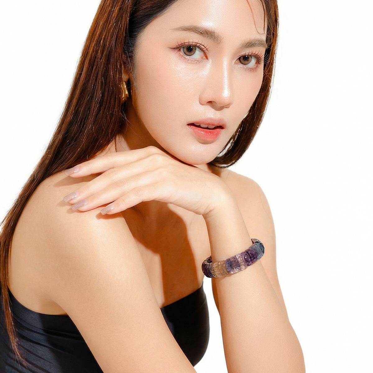 彩虹螢石雕刻回紋手排穿搭示意,白色背景女性手腕配戴展示整體風格