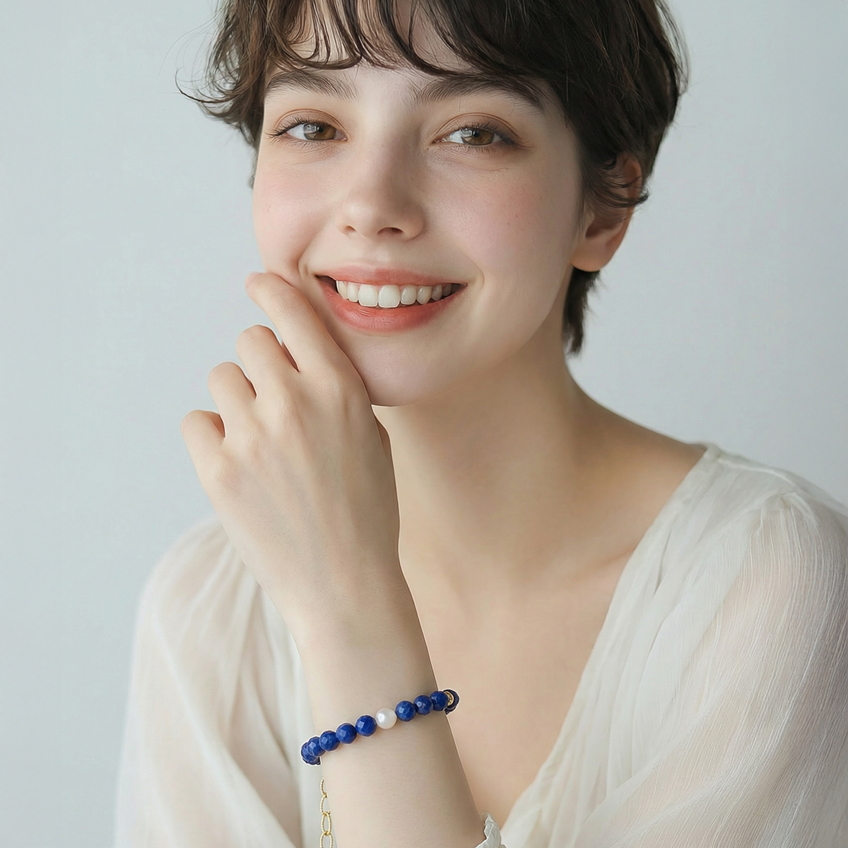 微糖藍青金石玉貝石手鍊配戴示意，藍色切面青金石搭配白色玉貝石，日常優雅風格手腕穿搭