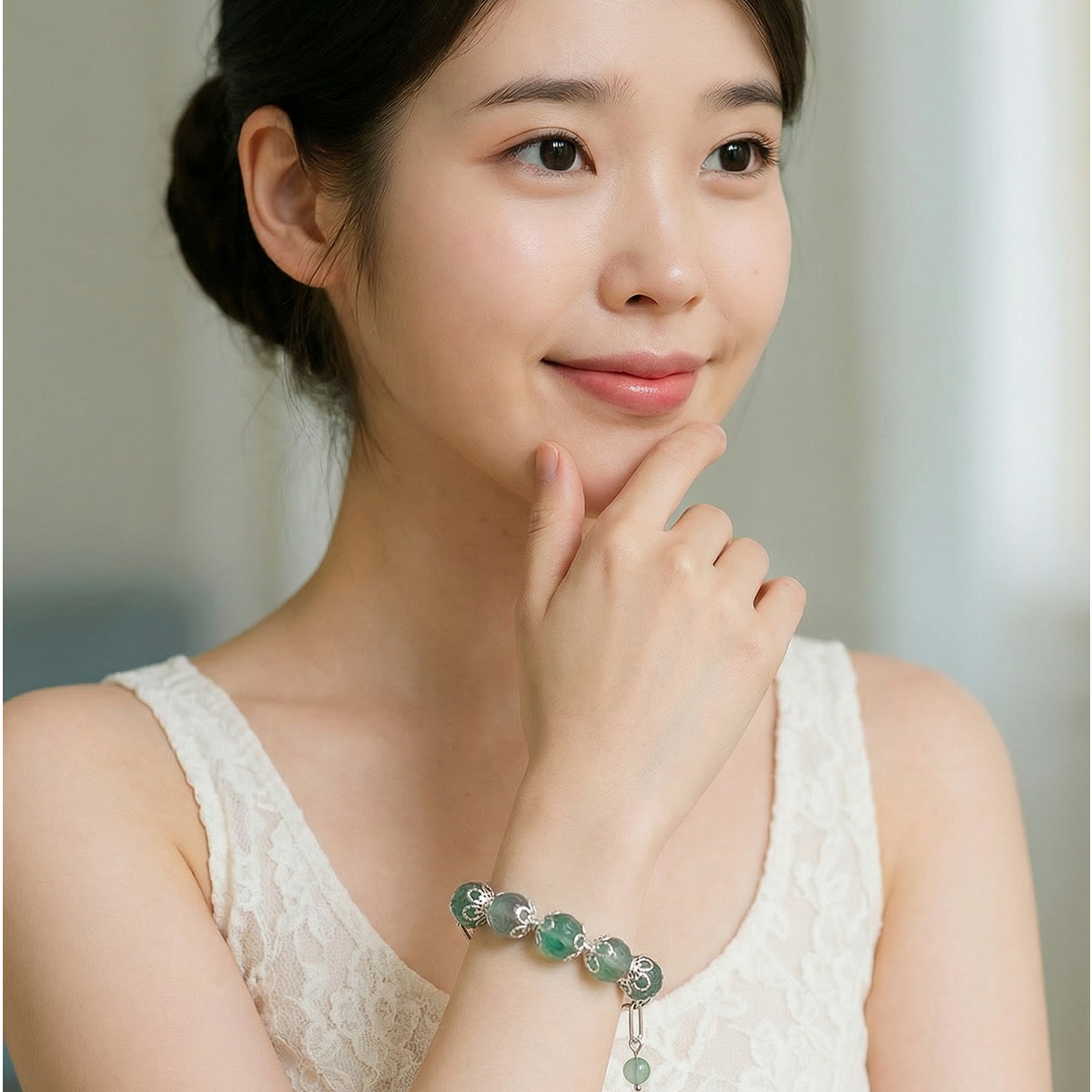 模特配戴恬靜綠瑩石手鍊，淡綠色瑩石在手腕上呈現清新柔和的日常風格，適合溫柔穿搭