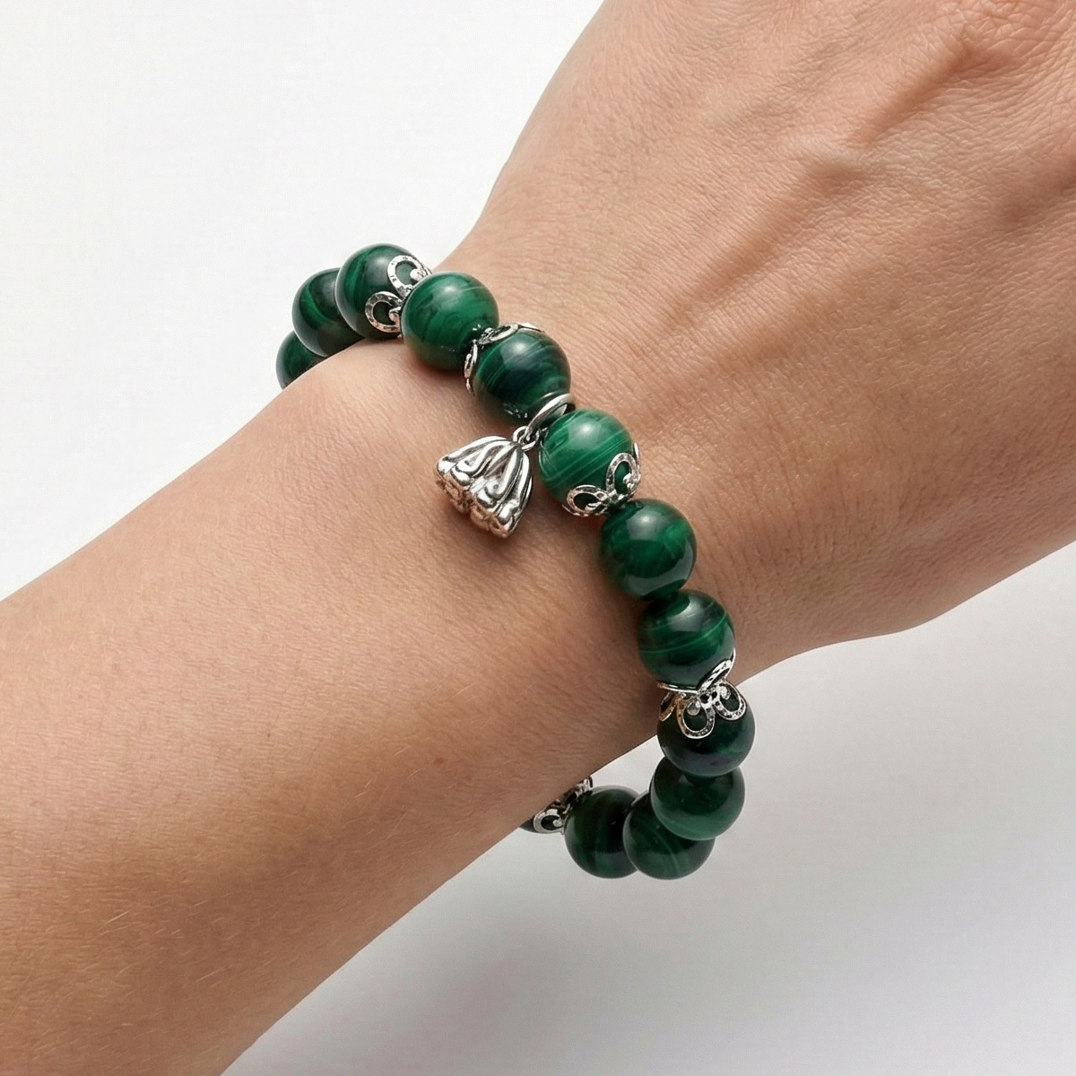 孔雀石蓮蓬手鍊實際配戴示意,深綠色孔雀石圓珠貼合手腕,展現自然溫潤的日常佩戴感