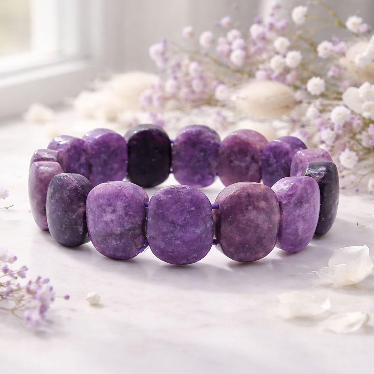 紫龍晶原礦片狀水晶手環窗邊自然光情境展示,柔和日光下呈現深淺紫色礦紋與原石質感