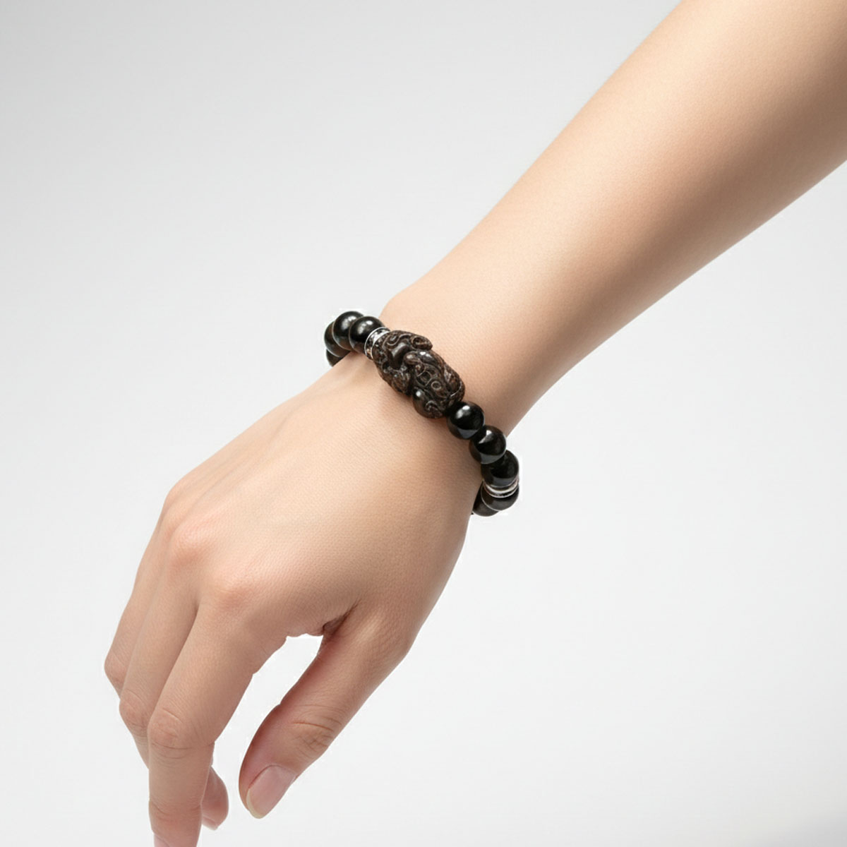 黑曜石貔貅手鍊配戴示意,黑曜石圓珠與貔貅雕刻設計,日常手部實戴比例參考