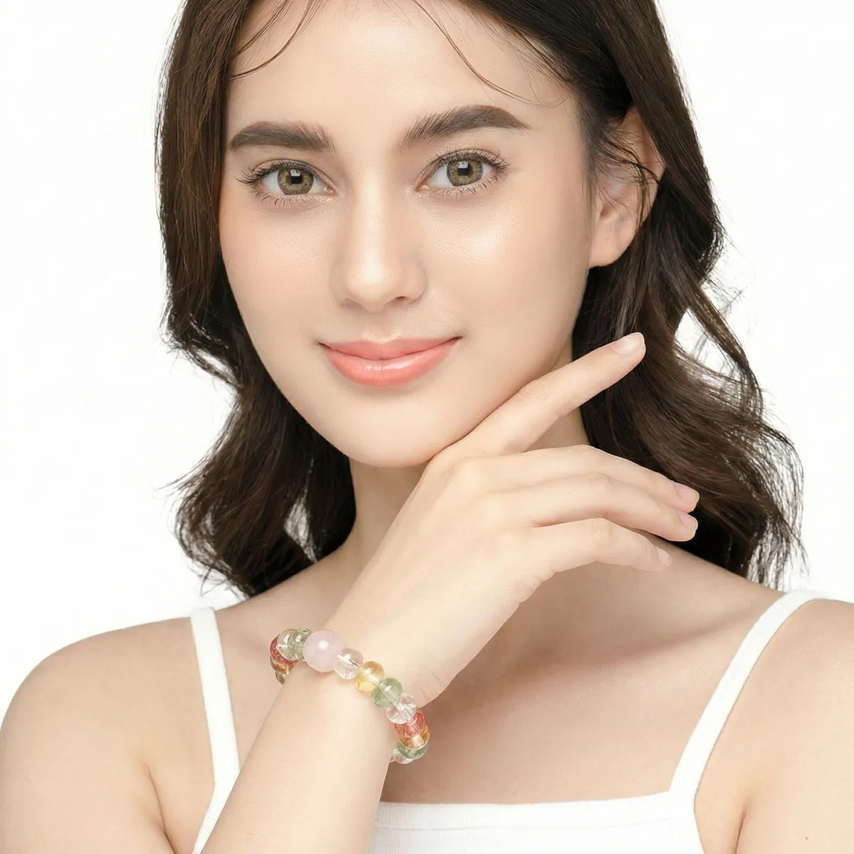 模特兒配戴糖光彩晶粉晶手鍊,彩色透明晶石搭配粉晶主珠,呈現清新柔和的日常配戴風格