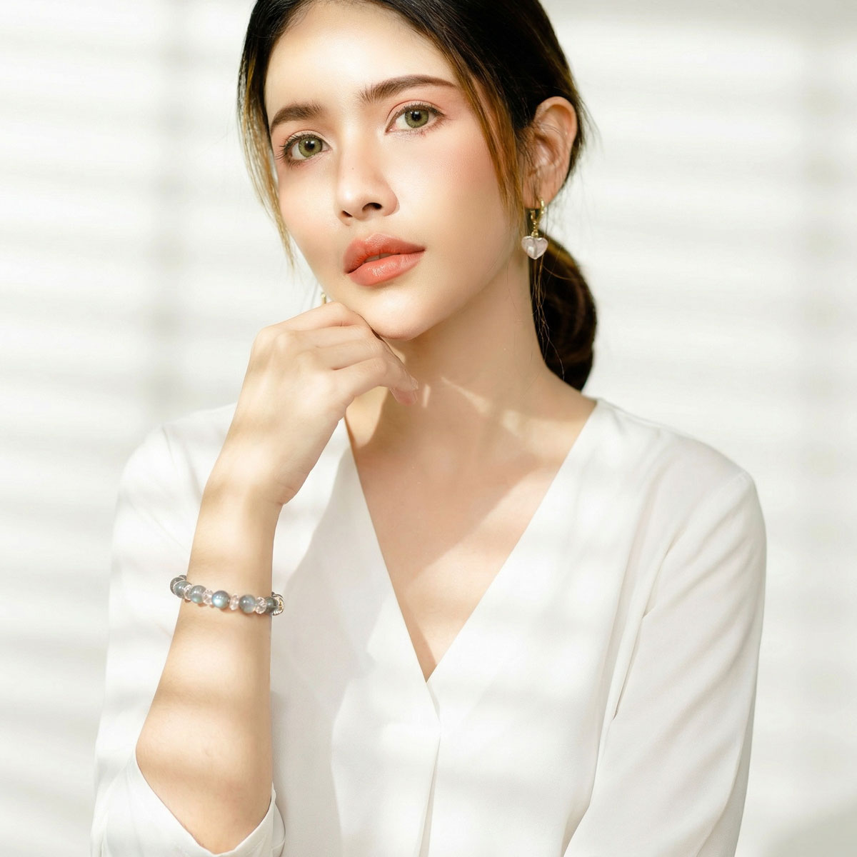 星霧拉長石白晶手鍊配戴示意，拉長石低調藍灰光感在手腕間展現溫和質感，適合日常穿搭
