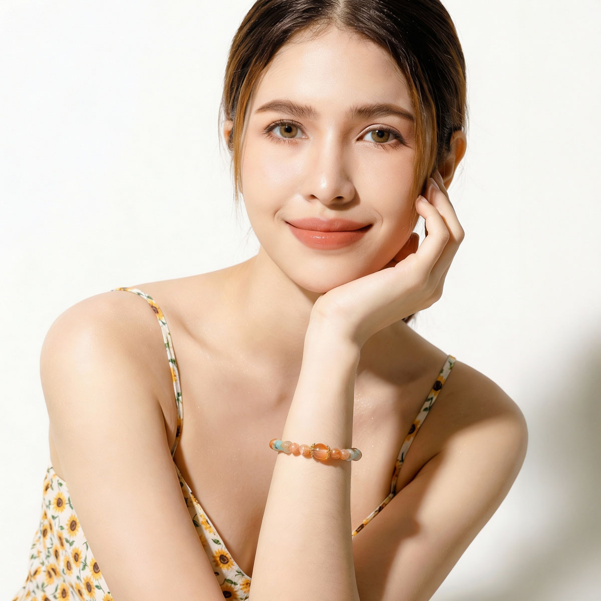 模特兒佩戴太陽石骨節水晶手鍊，上身呈現溫柔氣質與自然光澤的日常穿搭效果