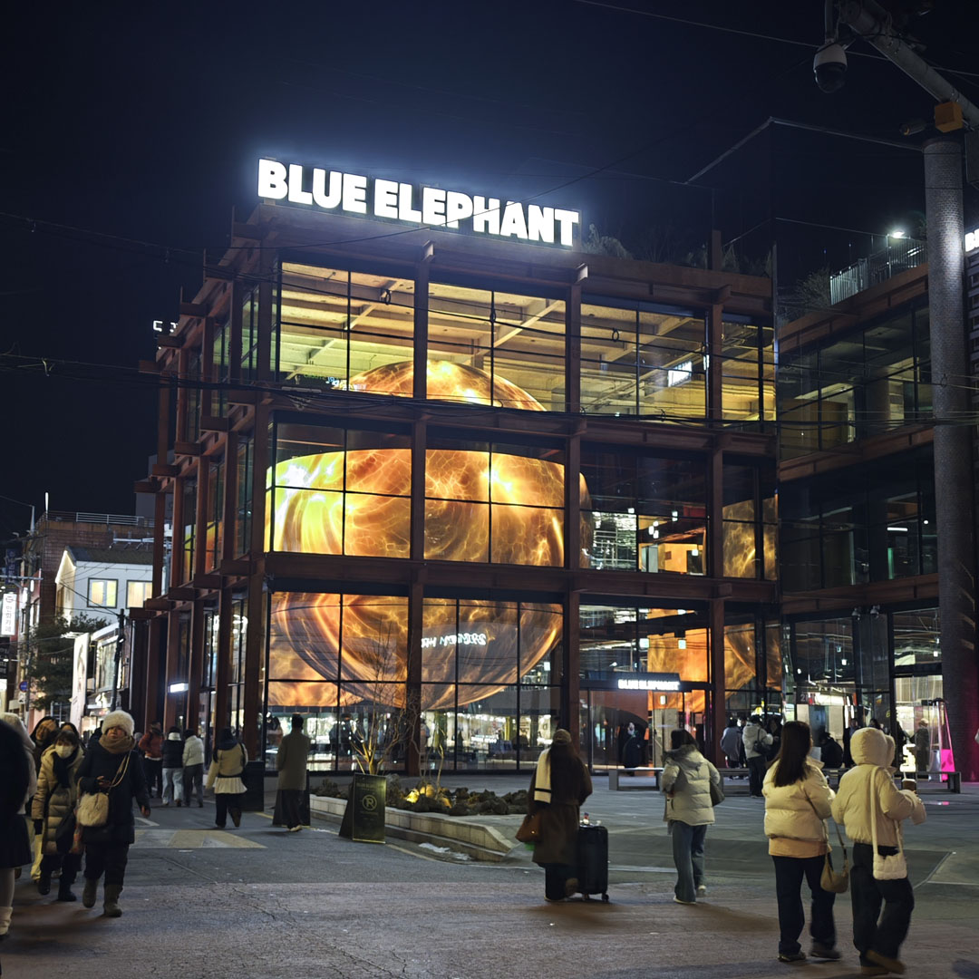 首爾聖水洞 Blue Elephant 夜間建築與大型光影裝置藝術，GD FAM 見面會三天二夜旅程第一晚潮流街區紀錄
