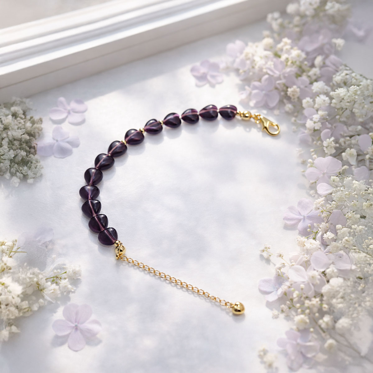 紫水晶貓眼心形手鍊清晨窗邊情境照，柔光灑落搭配淡紫花瓣氛圍