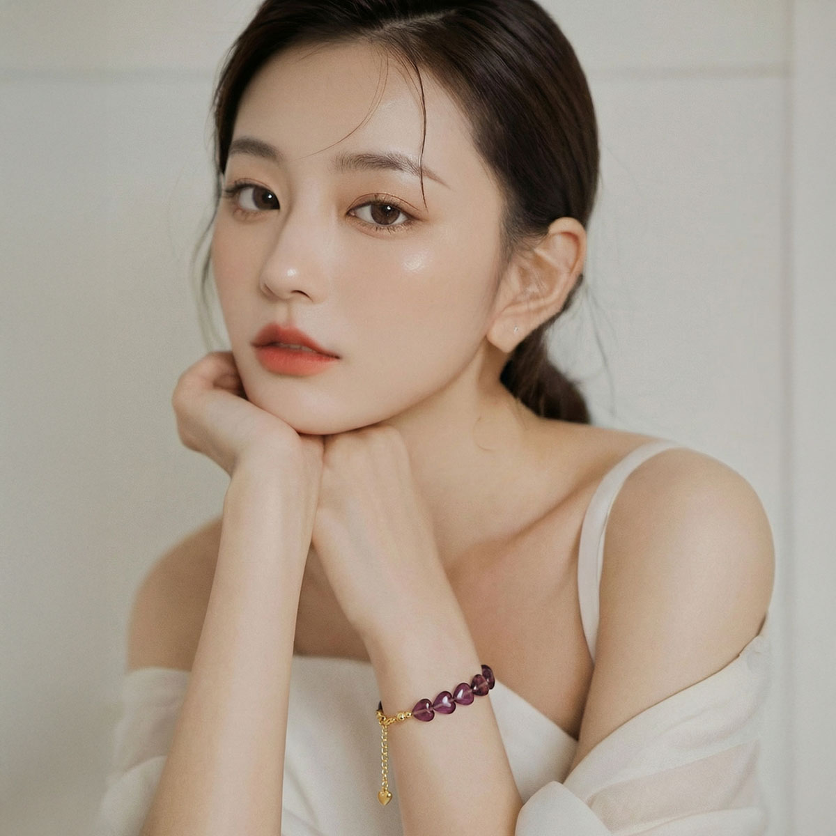 女性穿搭紫水晶貓眼心形手鍊形象照