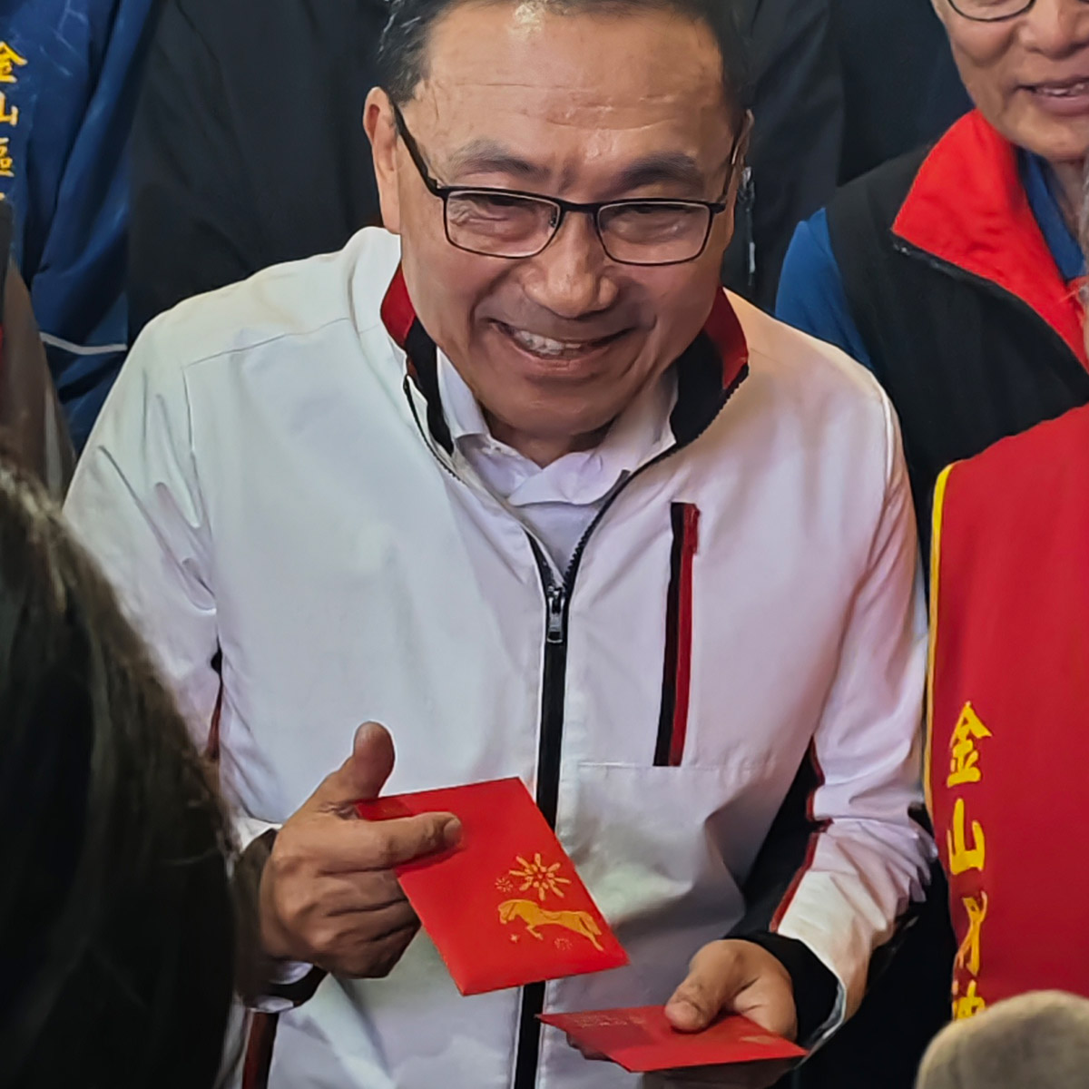 新北市長侯友宜於金山財神廟迎財日發紅包
