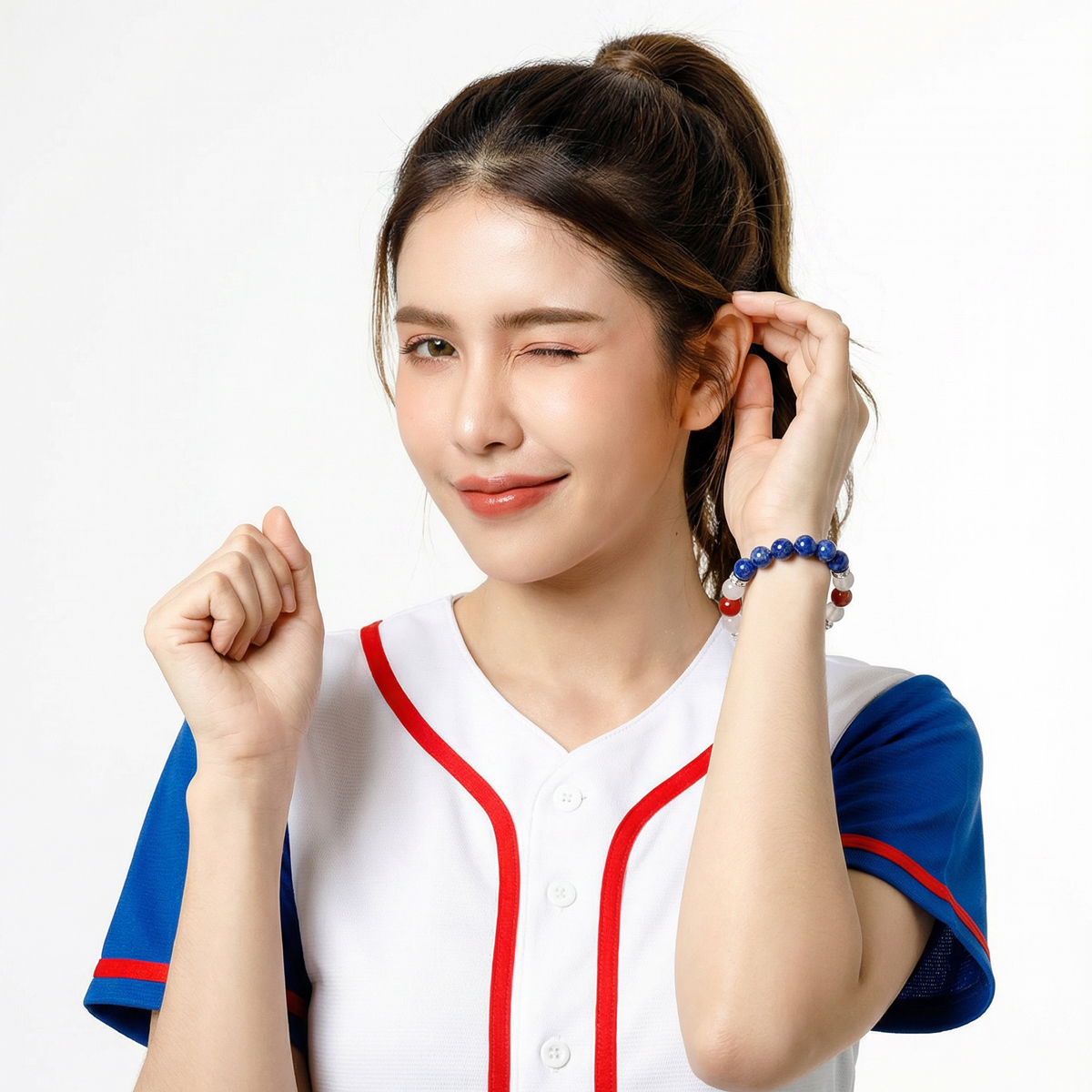 模特兒配戴青金石信念節奏水晶手鍊形象照，手鍊以青金石深藍圓珠搭配白玉髓、紅色圓珠與銀色鑽飾隔環，呈現藍白紅配色氛圍