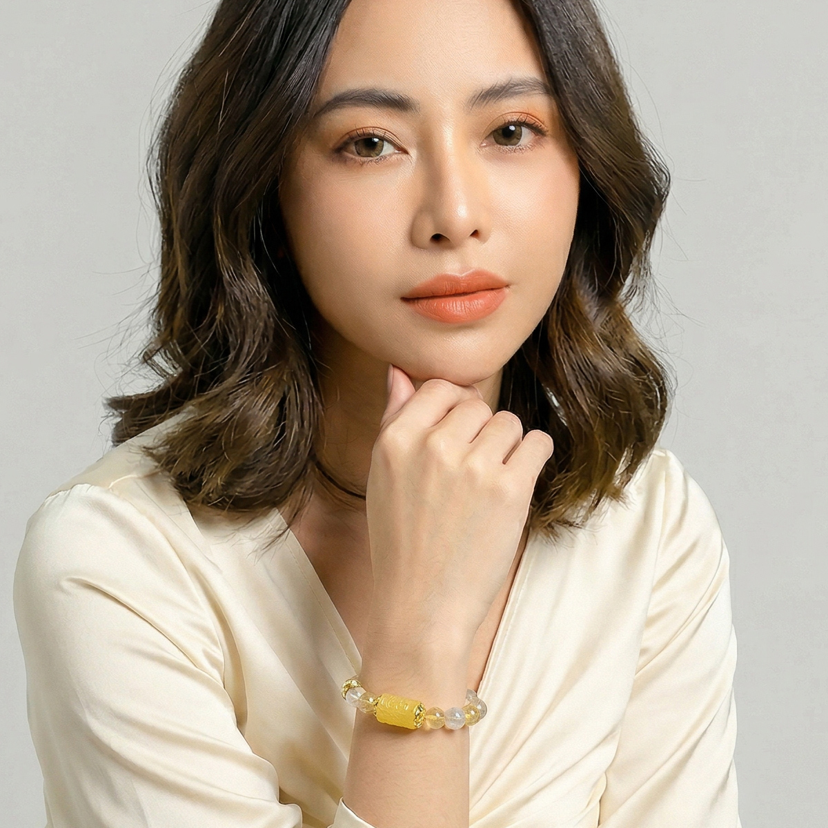 模特佩戴金燦鈦晶黃螢手鍊示意,手腕配戴比例自然,黃螢石雕刻桶珠與金色配件提升質感