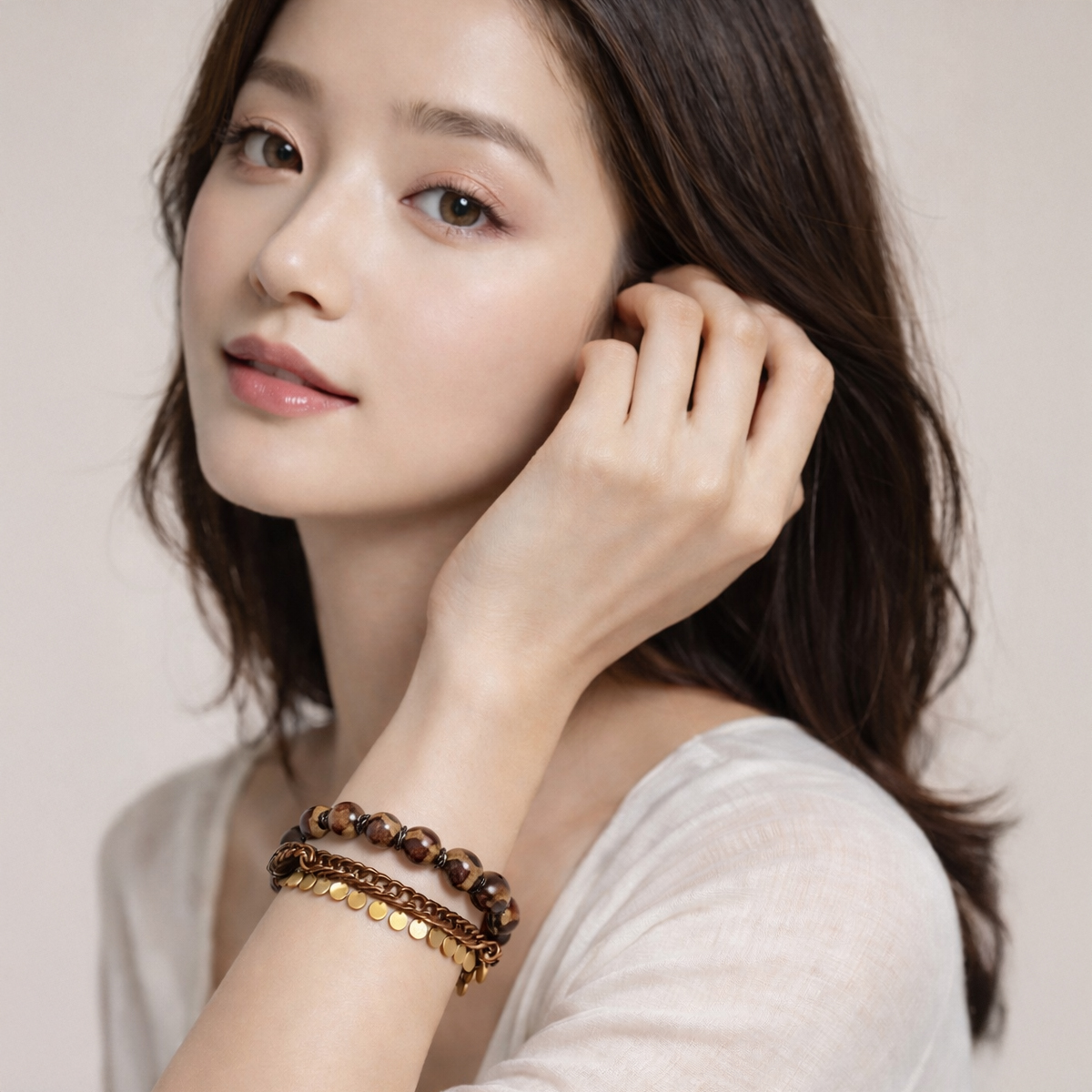 模特兒配戴古紅球藏棕色瑪瑙水晶雙鍊，襯托溫柔氣質，展現清新自然的生活風格。