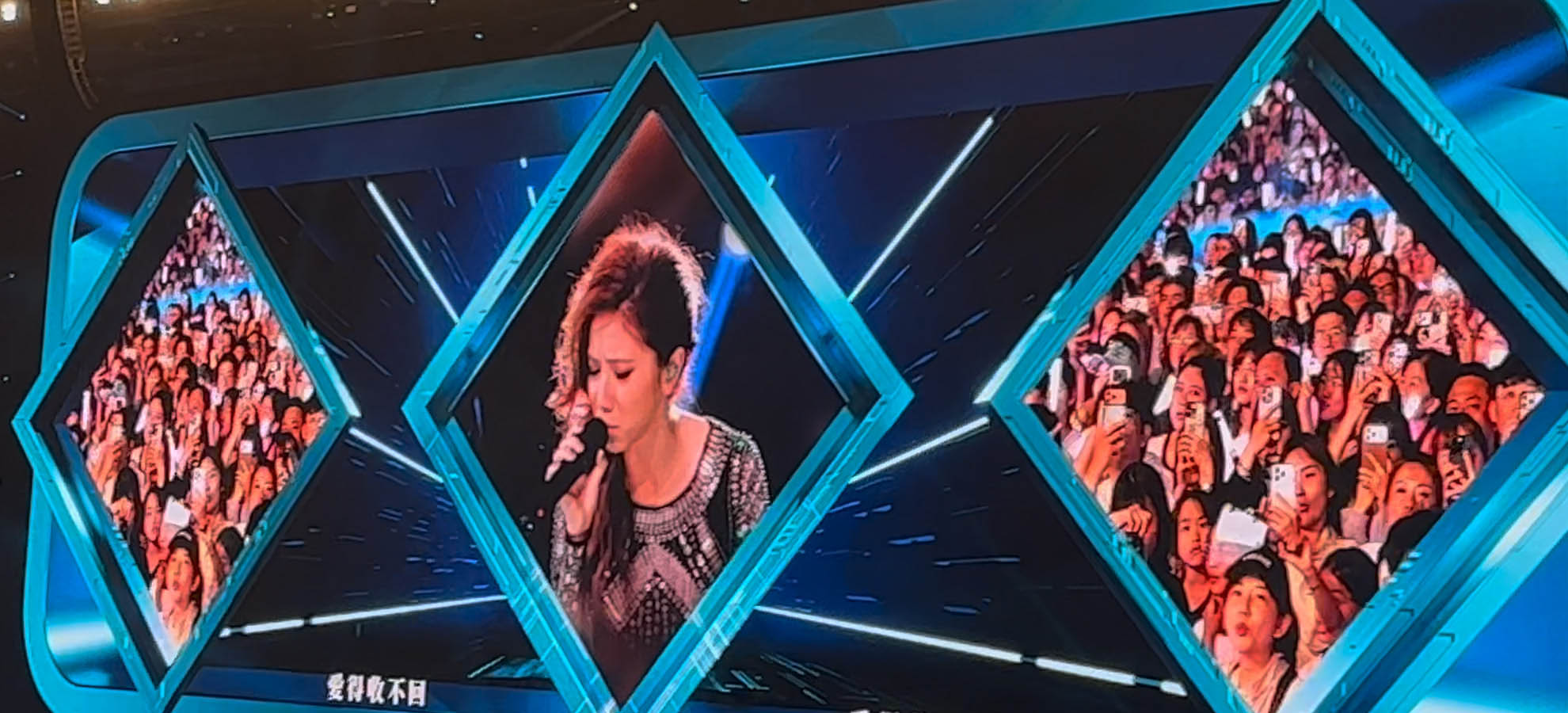 鄧紫棋 2026 演唱會舞台蛇形視覺與高張力表演畫面，展現強烈舞台能量